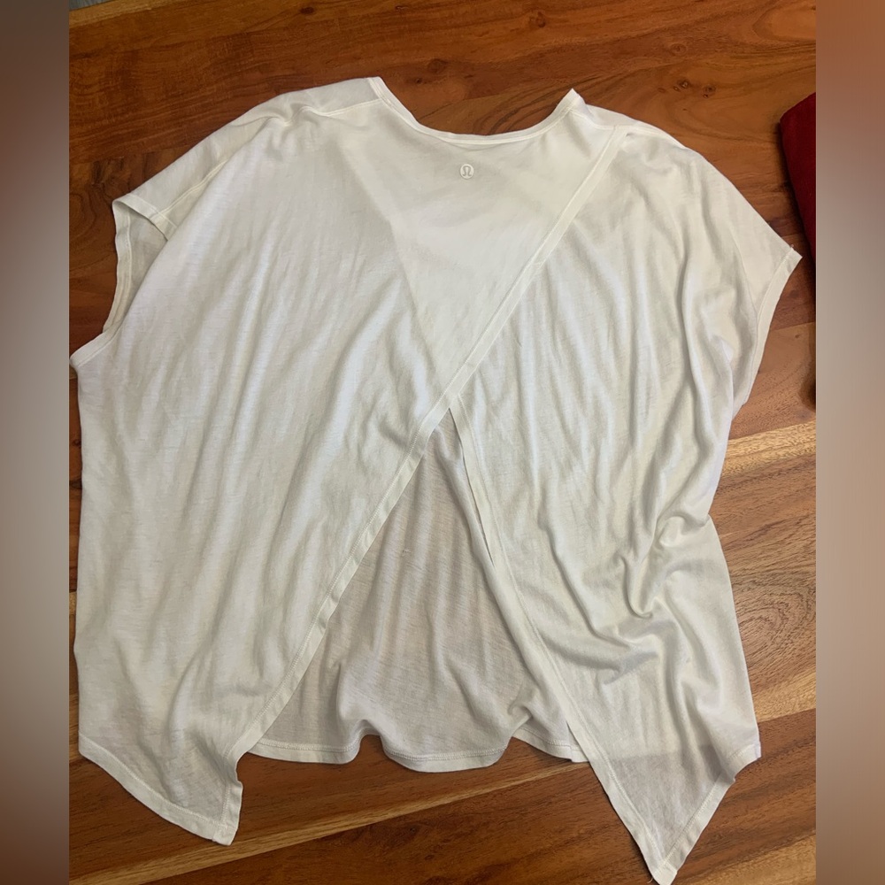 White lululemon tee